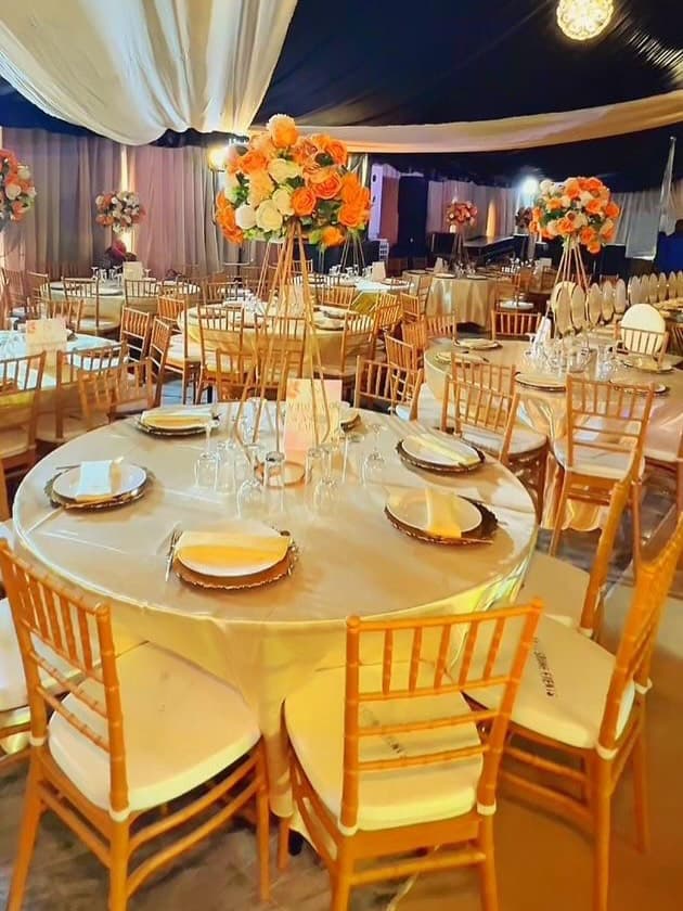 Round table centerpiece
